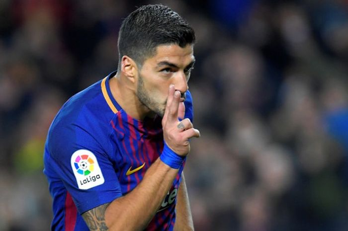 Striker FC Barcelona, Luis Suarez, merayakan gol yang dia cetak ke gawang Celta Vigo dalam laga leg kedua babak 16 besar Copa del Rey di Stadion Camp Nou, Barcelona, pada 11 Januari 2018.