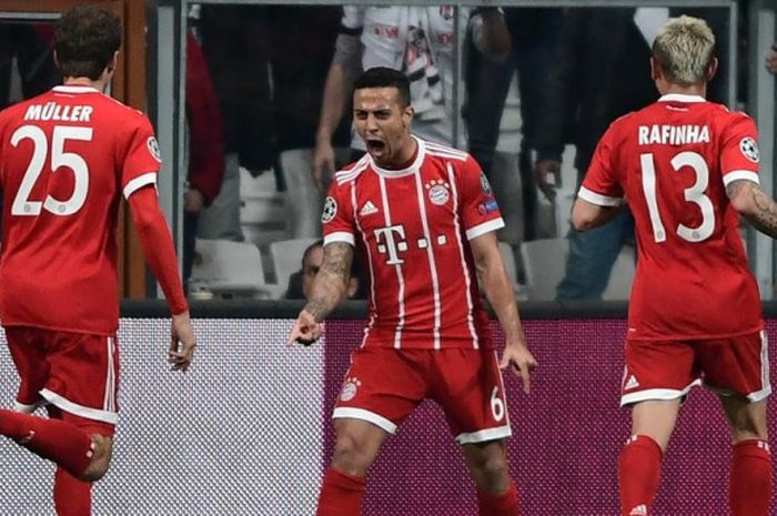  Selebrasi Thiago Alcantara (tengah) usai mencetak gol Bayern Muenchen ke gawang Besiktas dalam partai Liga Champions di Besiktas Park, Istanbul, 14 Maret 2018. 