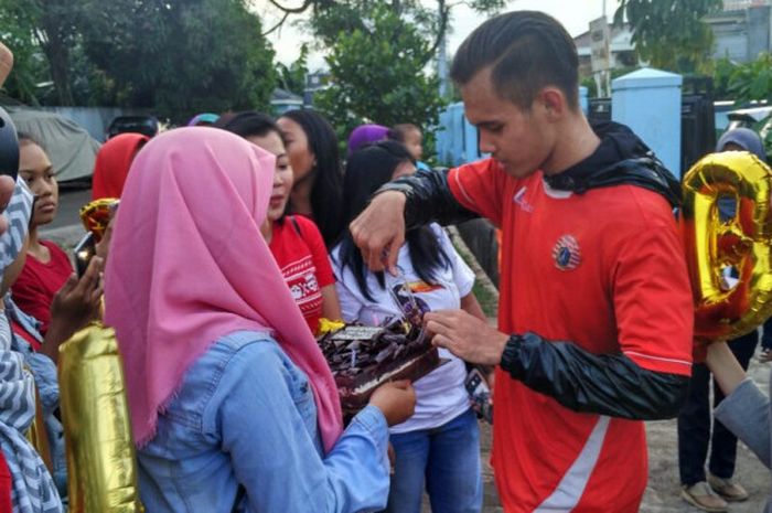 Full-back Persija Jakarta, Rezaldi Hehanussa, memotong kue ulang tahun dari fans selepas sesi latihan di Lapangan Sutasoma 77, Halim Perdanakusuma, Jakarta Timur, Rabu (8/11/2017) sore WIB.