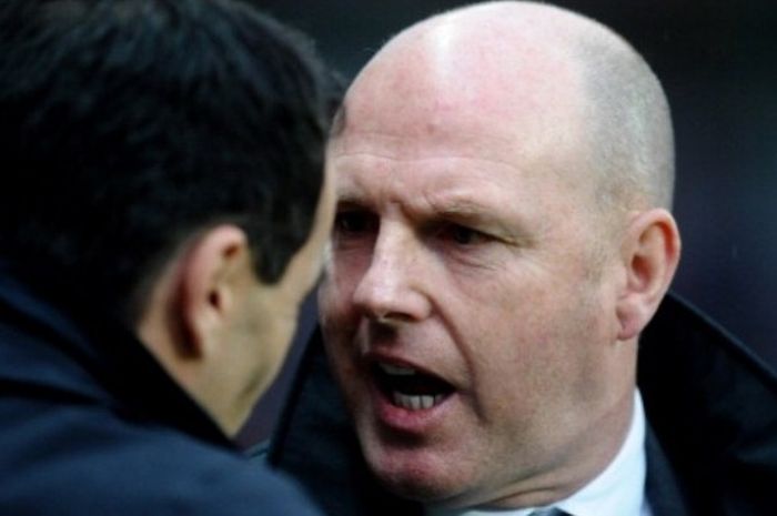 Mantan pelatih DPMM FC, Steve Kean (kanan), saat masih membesut Blackburn Rovers dan berbincang dengan pelatih Wigan Athletic, Roberto Martinez (kiri), dalam laga di Ewood Park, 7 Mei 2012.