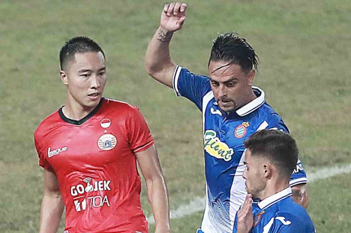 Aksi fullback Persija Jakarta, Arthur Irawan (kiri), pada laga uji coba kontra Espanyol di Stadion Patriot Candrabhaga, Bekasi, Jawa Barat, Rabu (19/7/2017).