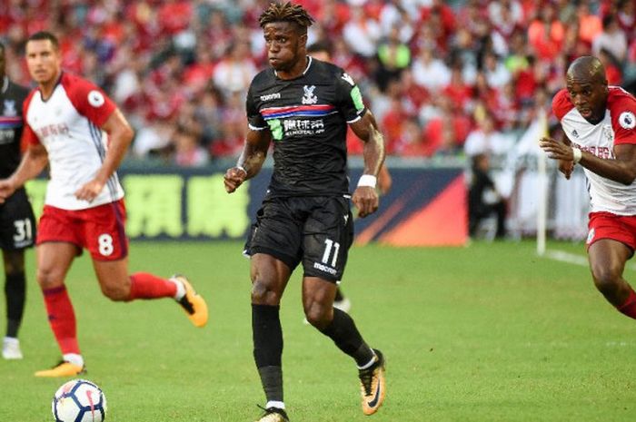 Foto penyerang Crystal Palace, Wilfried Zaha, beraksi pada laga West Brom vs Crystal Palace di Premier League Asia Trophy di Hong Kong pada 22 Juli 2017.