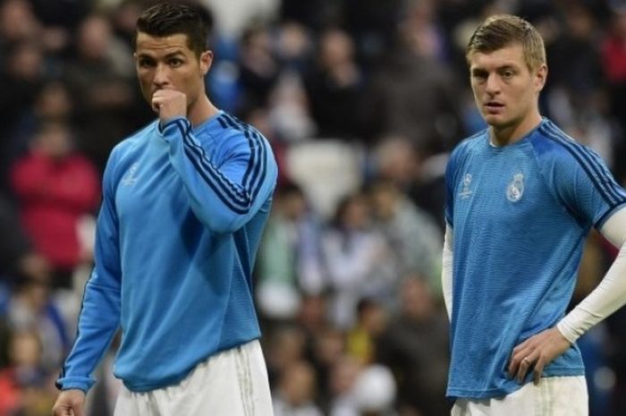 Bintang Real Madrid, Cristiano Ronaldo (kiri), bersama Toni Kroos saat menjalani pemanasan menjelang duel perempat final Liga Champions lawan Wolfsburg di Stadion Santiago Bernabeu, Madrid, 12 April 2016.