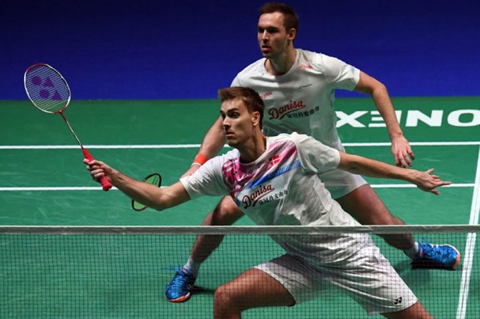 Pasangan ganda putra Denmark, Mads Conrad-Petersen (belakang)/Mads Pieler Kolding, mengembalikan kok dari lawan mereka, Marcus Fernaldi Gideon and Kevin Sanjaya Sukamuljo (Indonesia) pada laga babak semifinal turnamen All England Terbuka 2018 di Arena Birmingham, Birmingham, Inggris, Sabtu (17/3/2018).