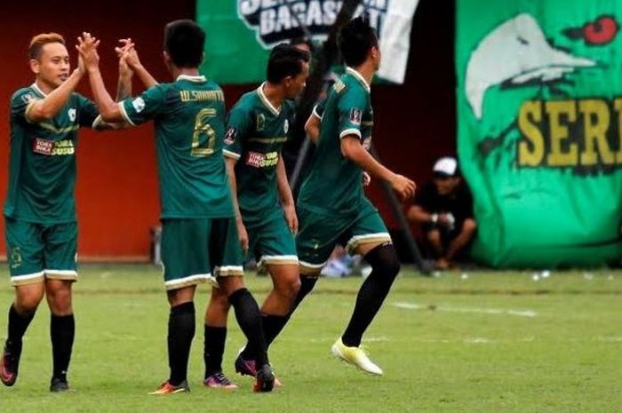 Gelandang Dirga Lasut (kiri) disambut pemain PSS Sleman lainnya seusai membobol gawang Bali United dalam laga uji coba di Stadion Maguwoharjo, Sleman, Minggu (19/3/2017) sore.