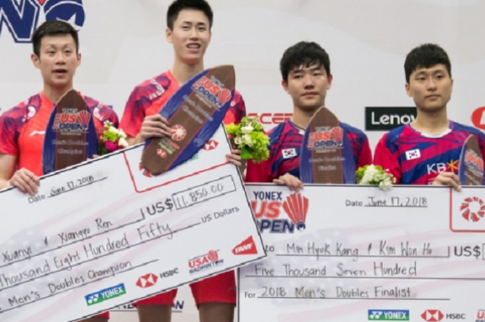  Ganda putra China, Ren Xiangyu (kiri)/Ou Xuanyi, dan Kang Min-hyuk/Kim Won-ho (Korea Selatan) di podium juara US Open 2018, Senin (18/6/2018), di Fullerton Titan Gym, California, Amerika Serikat. 