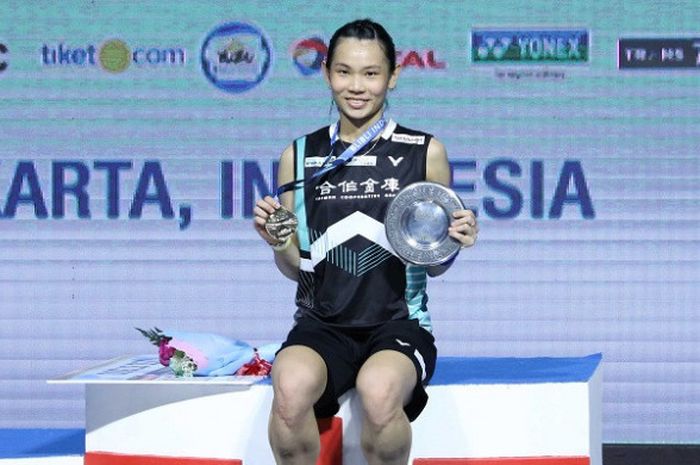 Pebulu tangkis tunggal putri Taiwan, Tai Tzu Ying, berpose di podium setelah memastikan gelar pada Indonesia Open 2018 di Istora Senayan, Jakarta, Minggu (8/7/2018).