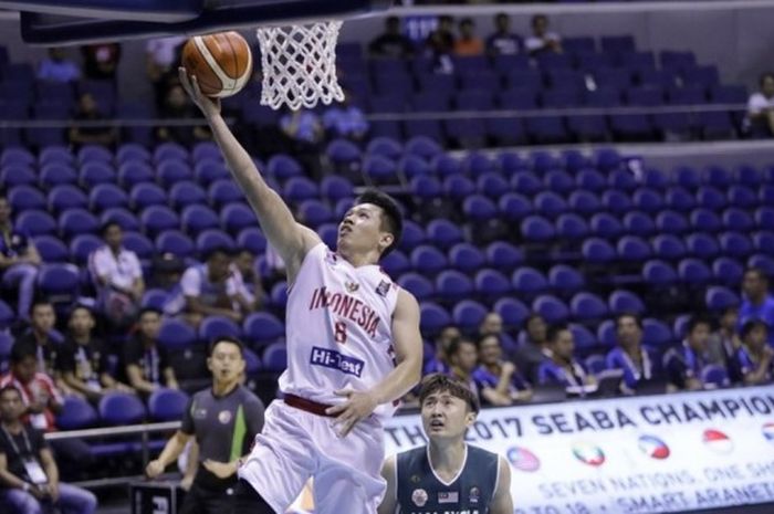 Shooting guard Indonesia, Abraham Damar Grahita (jersey putih, #8), melakukan lay-up setelah terlepa