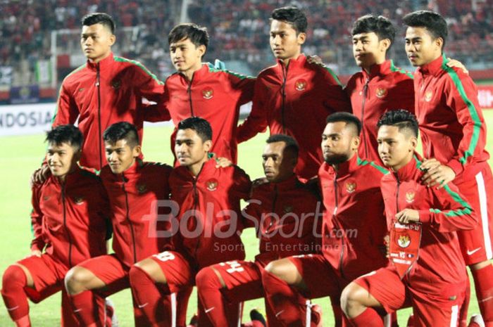        Skuat timnas U-19 Indonesia berpose menjelang duel kontra Laos pada laga Grup A Piala AFF U-19 2018 di Stadion Gelora Delta, Sidoarjo, Minggu (1/7/2018).                   