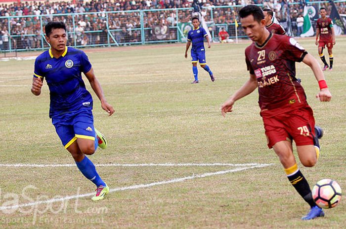 Gelandang PSS Sleman, Dave Mustaine (kanan), saat tampil melawan Persibas Banyumas dalam laga lanjutan Liga 2 di Stadion Satria, Purwokerto, Sabtu (22/7/2017).