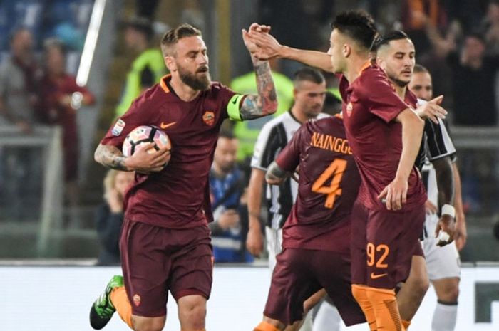 Gelandang AS Roma, Daniele De Rossi (kiri), merayakan gol yang dia cetak ke gawang Juventus dalam laga Liga Italia di Stadion Olimpico, Roma, pada 14 Mei 2017.