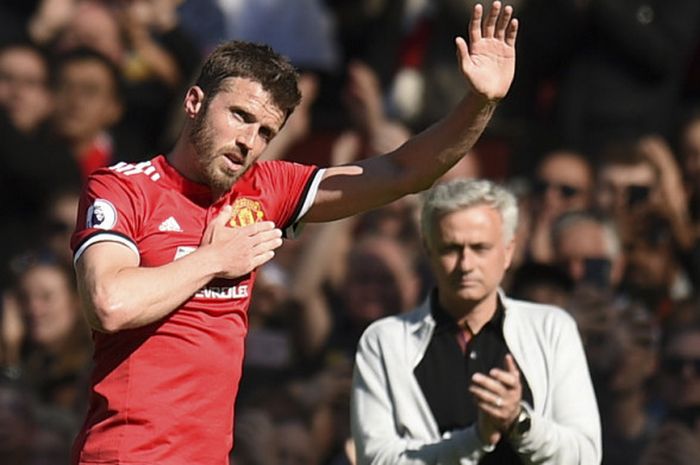 Gelandang Manchester United, Michael Carrick, melambaikan tangan kepada penonton saat ditarik keluar dalam laga terakhir Liga Inggris 2017-2018 menghadapi Watford di Stadion Old Trafford, Manchester, Inggris, pada Minggu (13/5/2018).