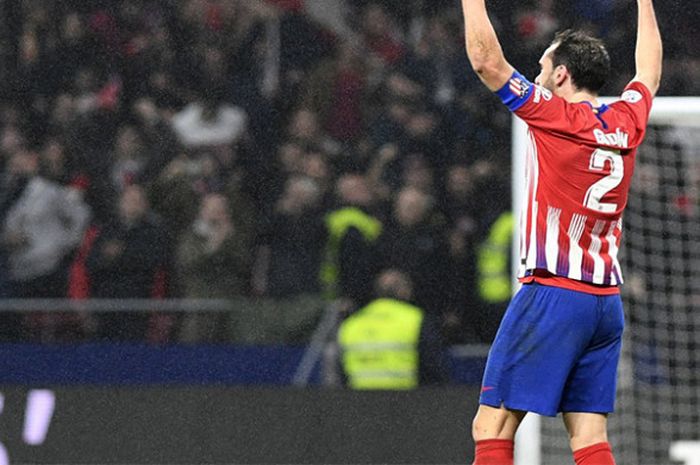 Kapten Atletico Madrid, Diego Godin, melakukan selebrasi setelah timnya meraih kemenangan atas Athletic Bilbao pada pertandingan pekan ke-12 Liga Spanyol di Stadion Wanda Metropolitano, Sabtu (10/11/2018).