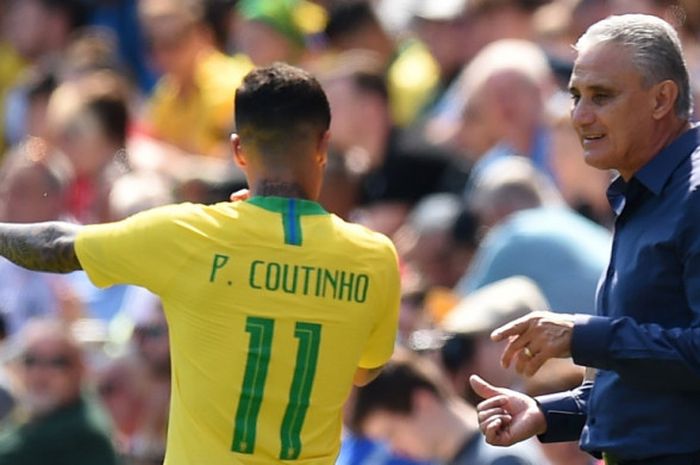 Pelatih Brasil, Tite (kanan), berbicara dengan gelandang Philippe Coutinho dalam laga persahabatan kontra Kroasia di Stadion Anfield, Liverpool, Inggris pada 3 Juni 2018.