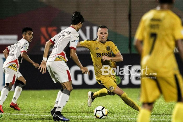 Pemain Bhayangkara FC, Nikola Komazec, beraksi pada laga Liga 1 2018 kontra Mitra Kukar di Stadion PTIK, Jakarta, 17 Mei 2018.