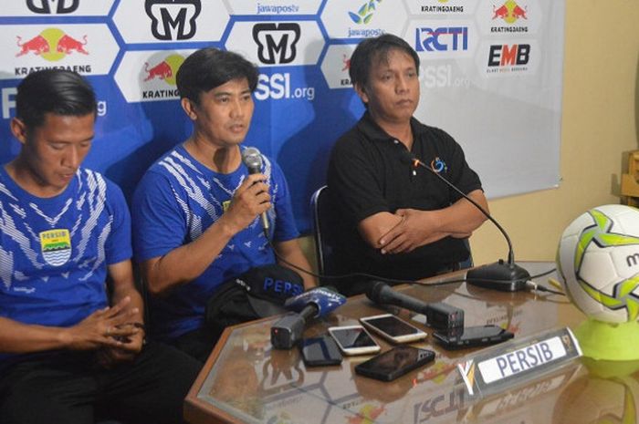 Pelatih fisik Persib Bandung, Yaya Sunarya (tengah) saat jumpa pers sebelum pertandingan, Selasa (4/12/2018).