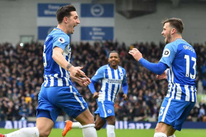 Bek Brighton & Hove Albion, Lewis Dunk, melakukan selebrasis eusai menjebol gawang Arsenal dalam partai Liga Inggris di The American Express Community Stadium, Minggu (4/3/2018).