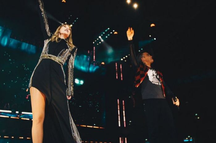 Robbie Williams bersama dengan Taylor Swift saat konser di Stadion Wembley, Inggris.