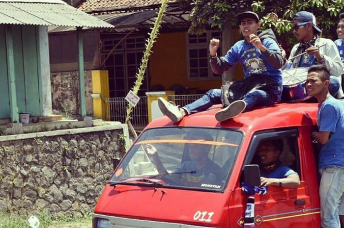 bobotoh asal purwakarta menuju bandung pada pertandingan Persib Bandung Vs Semen padang di stadion Si Jalak harupat Sabtu (9/9/2017)