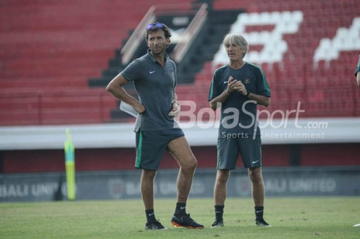 Pelatih timnas U-23 Indonesia, Luis Milla (kiri), didampingi kedua asistennya, Miguel Gandia (tengah) dan Julio Banuelos (kanan), dalam sesi latihan di Stadion Kapten I Wayan Dipta, Gianyar, Bali, Jumat (27/7/2018).