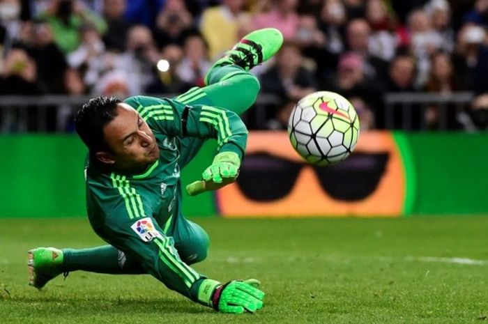 Keylor Navas menggagalkan penalti Kevin Gameiro saat Real Madrid menang 4-0 atas Sevilla pada lanjutan La Liga di Stadion Santiago Bernabeu, Minggu (20/3/2016).