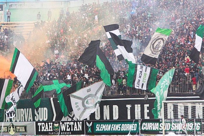 Aksi kreatif pendukung PSS Sleman, Brigata Curva Sud (BCS), saat timnya menjamu Kalteng Putra di Stadion Maguwoharjo pada Minggu (6/11/2016) sore. 