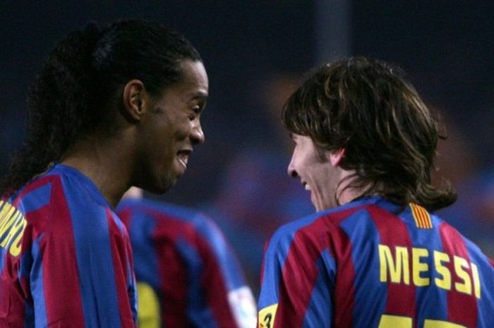 Ronaldinho (kiri) berbincang dengan Lionel Messi saat Barcelona melawan Athletic Bilbao pada partai La Liga di Stadion Camp Nou, 15 Januari 2006.