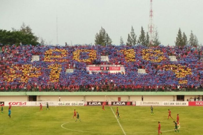 Koreo Pasoepati tribun bawah papan skor.