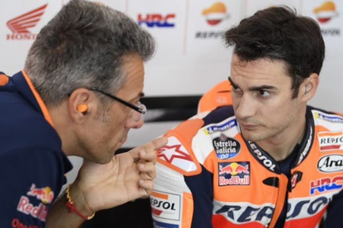 Dani Pedrosa sedang berdiskusi bersama salah satu kru nya saat tes pramusim MotoGP 2018 di Sirkuit Sepang, Malaysia, Minggu (28/1/2018).