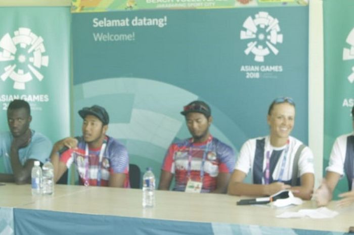 Pebola voli pantai putra Indonesia, Mohammad Ashfiya (kedua dari kiri) berbicara dalam konferensi pers jelang pertandingan Asian Games 2018 di Jakabaring Sport Center, Palembang, Sabtu (18/8/2018).