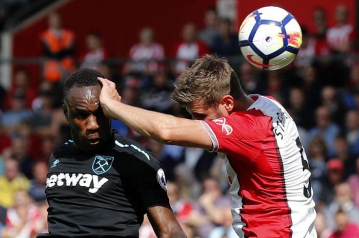 Pemain West Ham, Michail Antonio (kiri), berduel dengan bek Southampton, Jack Stephens, pada laga Liga Inggris di Stadion St Mary's, 19 Agustus 2017.