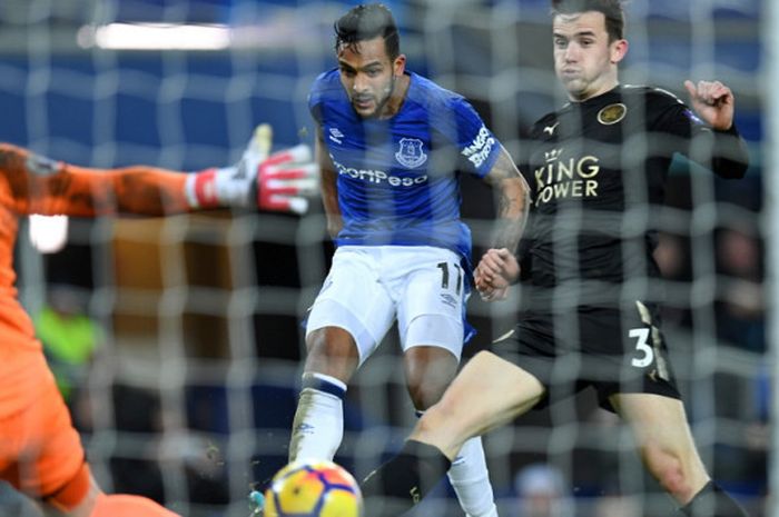 Aksi penyerang Everton, Theo Walcott (tengah), saat melepaskan sebuah tendangan yang menghasilkan gol kedua ke gawang Leicester City dalam laga Liga Inggris 2017-2018 Stadion Goodison Park, Liverpool, Inggris, pada Rabu (31/1/2018).