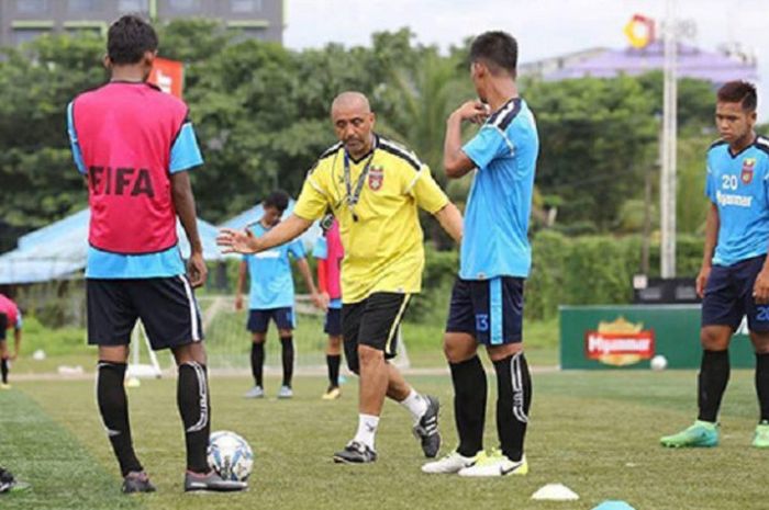 Pelatih Myanmar Rabah Benlariji memimpin anak asuhnya menjalani latihan