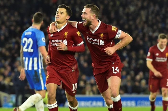 Gelandang Liverpool FC, Philippe Coutinho (kiri), merayakan gol yang dia cetak bersama Jordan Henderson dalam laga Liga Inggris kontra Brighton di Stadion Amex, Brighton, pada 2 Desember 2017.