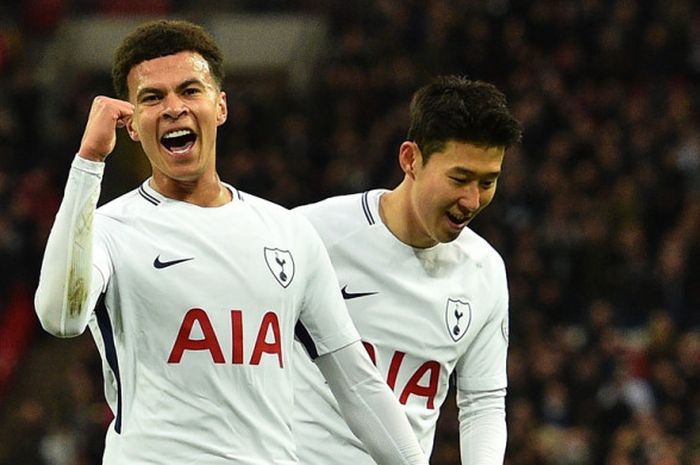 Gelandang Tottenham Hotspur, Dele Alli (kiri), merayakan golnya bersama Son-Heung Min dalam laga Liga Inggris kontra Watford di Stadion Wembley, London pada 30 April 2018.