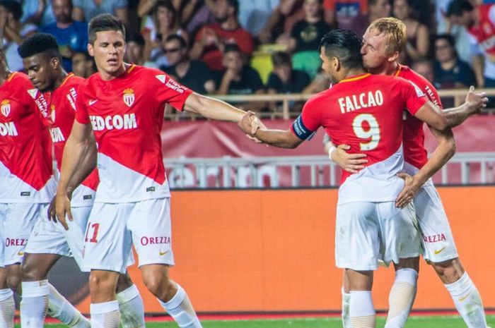 Para pemain AS Monaco merayakan gol ke gawang Toulouse pada pertandingan pembuka Ligue 1 di Stade Louis II, Jumat (4/8/2017). 