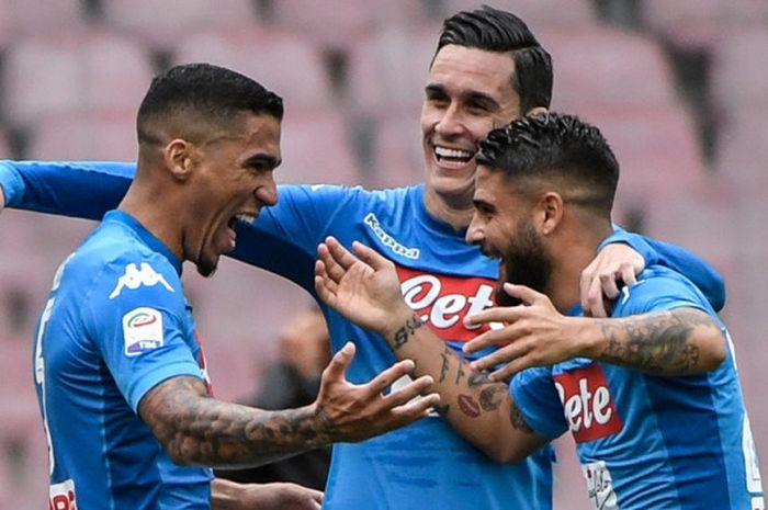 Pemain Napoli, Jose Maria Callejon, melakukan selebrasi bersama rekan satu timnya setelah mencetak gol ke gawang Sassuolo pada laga lanjutan Liga Italia di Stadion San Paolo, Minggu (29/10/2017) malam WIB.