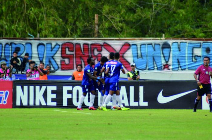 Skuat PSIS Semarang merayakan gol ke gawang Persib Bandung di Stadion Moch Soebroto Magelang, Minggu (18/11/2018).