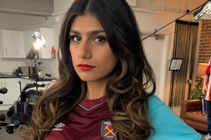 Mia Khalifa saat menjalani sesi wawancara terkait dukungannya terhadap salah satu kontestan Liga Ing