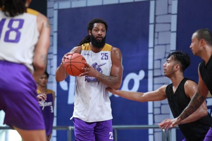 Pemain asing baru milik CLS Knights Indonesia, Darryl Finesse Watkins.