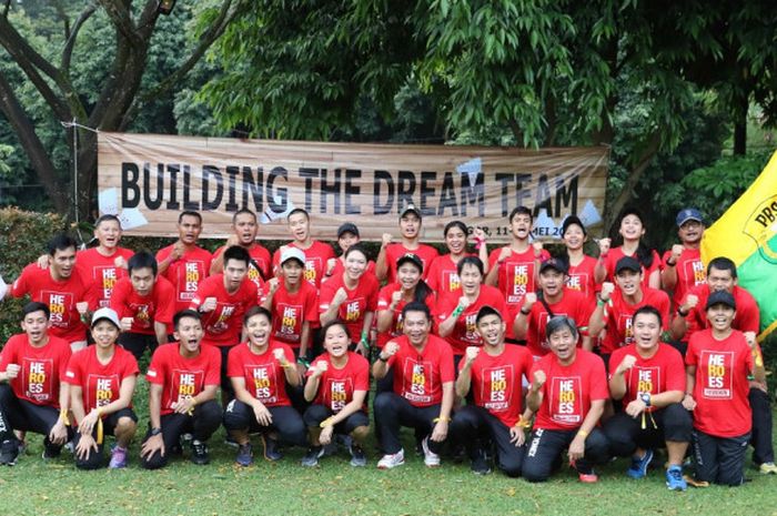 Tim putra dan putri Indonesia untuk Piala Thomas-Uber 2018 berpose di sela kegiatan team building yang berlangsung di Hotel Aston Bogor, Jawa Barat, 11-12 Mei 2018.