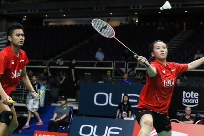 Pasangan ganda campuran Indonesia, Tontowi Ahmad/Liliyana Natsir, saat menjalani pertandingan melawan Dechapol Puavaranukroh/Sapsiree Taerattanachai (Thailand) pada babak pertama turnamen Singapura Terbuka yang berlangsung di Singapore Indoor Stadium, Selasa (11/4/2017). Tontowi/Liliyana kalah 14-21, 16-21