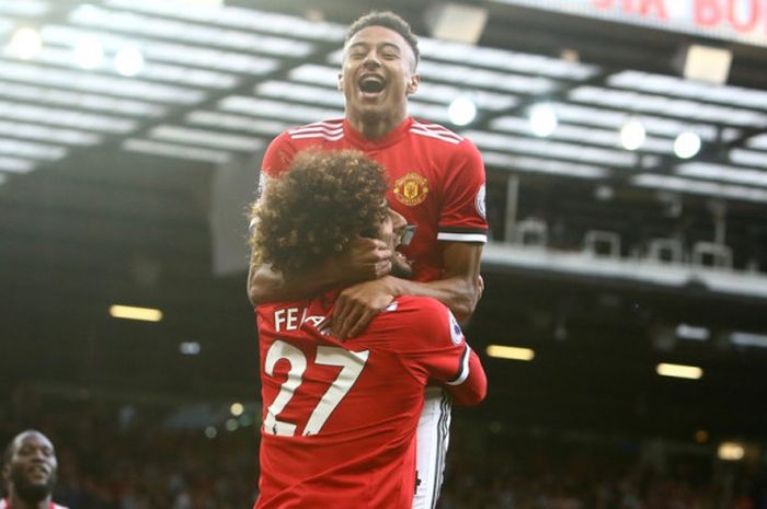 Pemain Manchester United, Jesse Lingard, memeluk Marouane Fellaini, yang mencetak gol ke gawang Leicester City dalam laga Liga Inggris di Stadion Old Trafford, Manchester, pada 26 Agustus 2017.