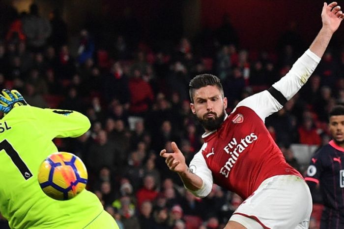 Striker Arsenal, Olivier Giroud (kanan), mencetak gol ke gawang Huddersfield Town dalam laga Liga Inggris di Stadion Emirates, London, pada 29 November 2017.