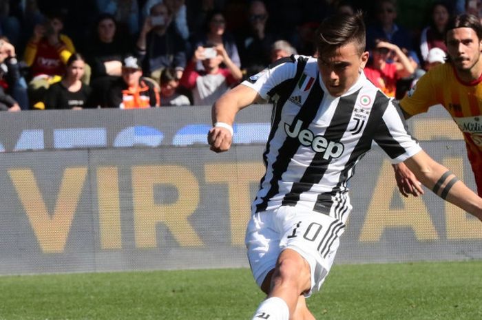 Penyerang Juventus, Paulo Dybala, mencetak gol via tendangan penalti dalam laga melawan Benevento di lanjutan Liga Italia, Sabtu (7/4/2018) di  Stadion Ciro Vigorito, Benevento.