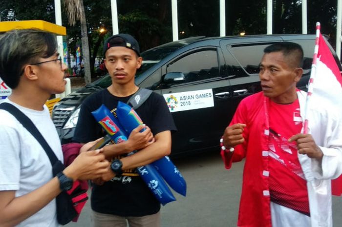 Suporter bulu tangkis ternama Indonesia, Hariyanto, saat mencari tiket semifinal beregu putra Asian Games 2018, di luar Istora Senayan, Jakarta, Selasa (21/8/2018).