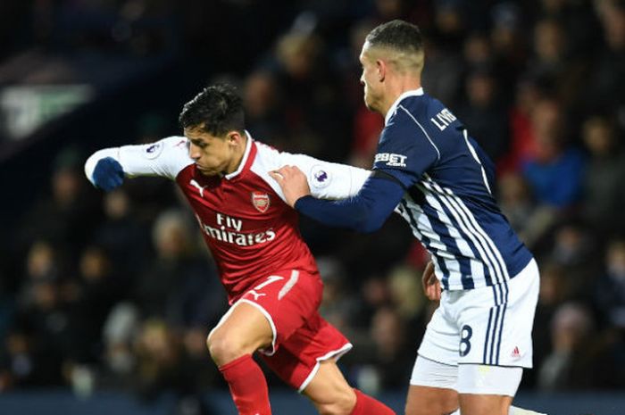 Bintang Arsenal, Alexis Sanchez, berebut bola dengan pemain West Bromwich Albion, Jake Livermore, pada lanjutan Liga Inggris di Stadion The Hawthorns, Senin (1/1/2018) dini hari WIB.