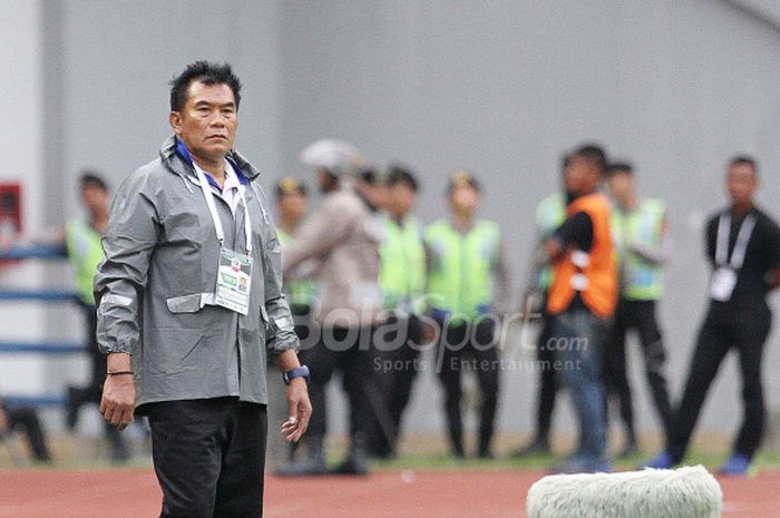 Ekspresi pelatih PSIS, Subangkit, saat mengawal tim pada perebutan tempat ketiga Liga 2.