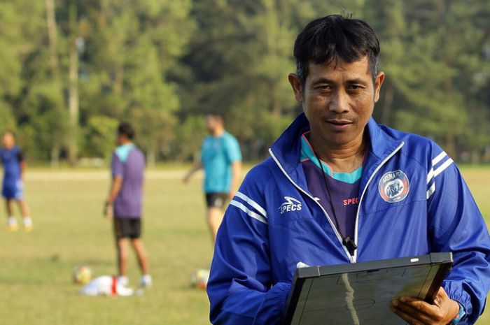 Joko Susilo sedang memimpin latihan Arema FC.