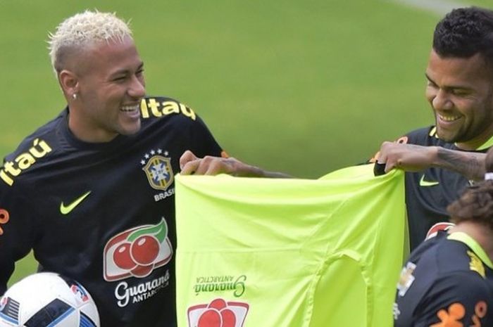 Pemain Brasil, Neymar (kiri) dan Dani Alves berlatih di Quito pada 29 Agustus 2016, jelang pertandingan kualifikasi Piala Dunia 2018 melawan Ekuador pada 1 September 2016. 